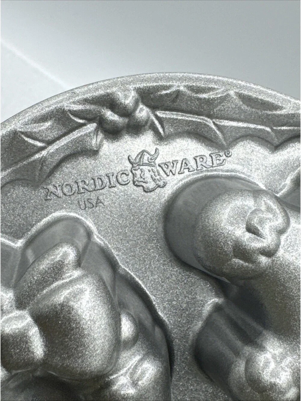 Nordic Ware 16 Holiday Teacakes Cakelet Pan Gifts Gingerbread Wreath Snowflake